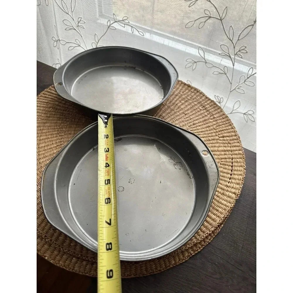 Two Round Baking pans - Picture 3 of 7